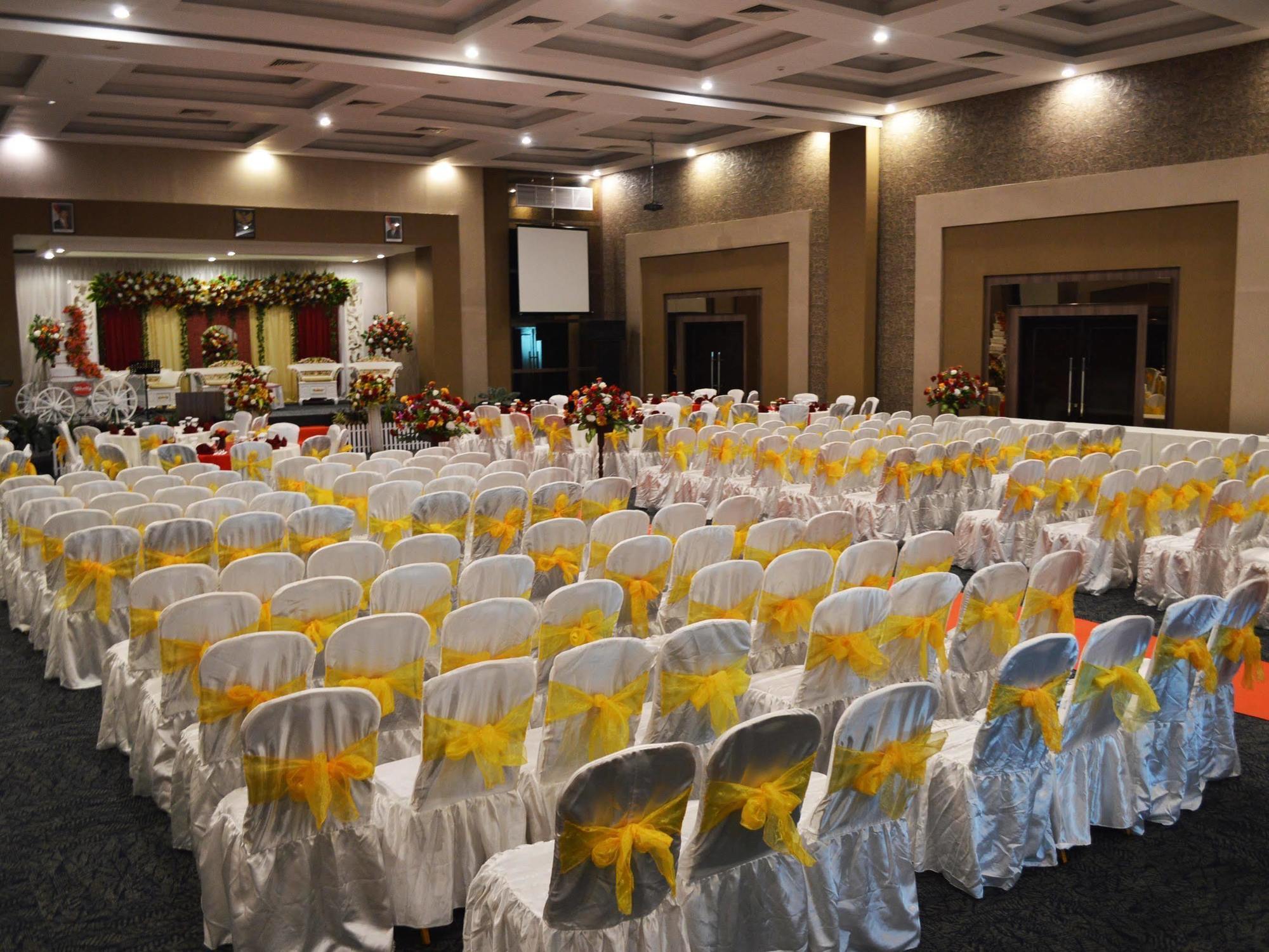 Horison Hotel Pematang Siantar Exterior photo