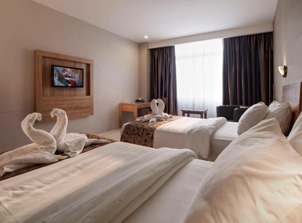 Horison Hotel Pematang Siantar Exterior photo